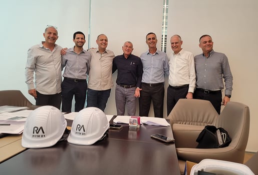 מנורה ורם אדרת, חתימה על הסכם רכישה, צילום: יח״צ